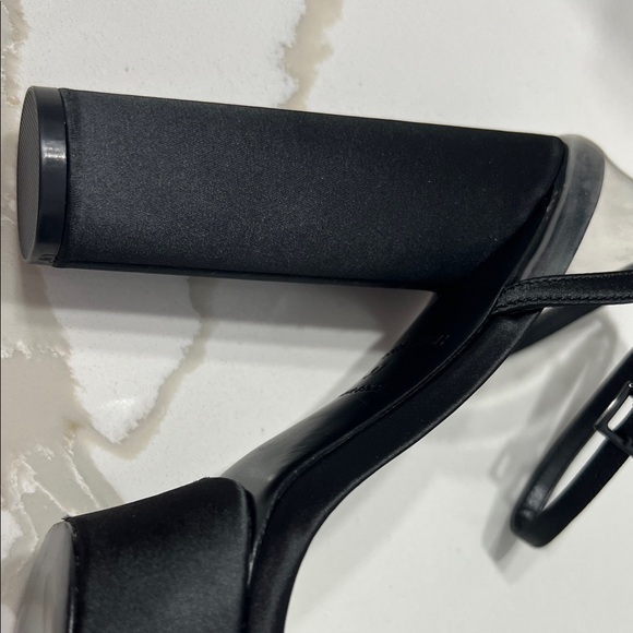 Jessica Rich Elegant Black and Gold Platform Heels - Picture 2 of 8